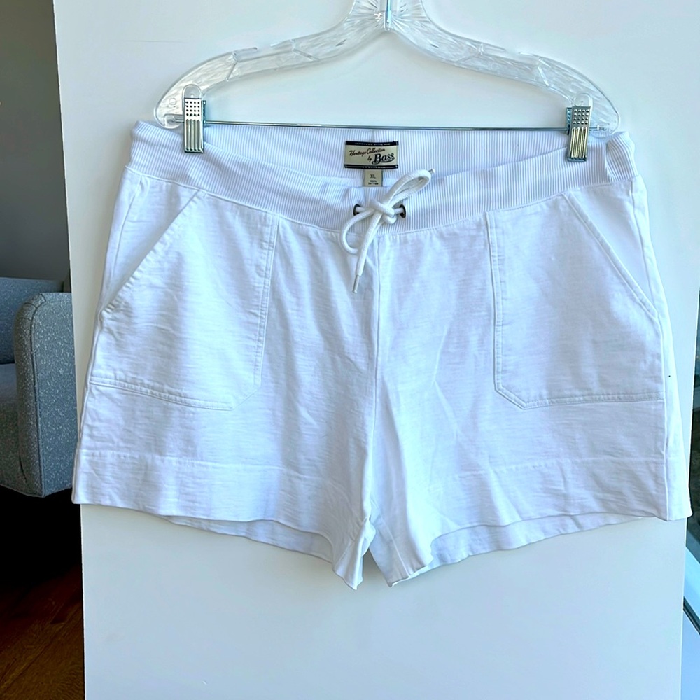 Bass XL white cotton jersey drawstring shorts with pockets. Classic summer wear